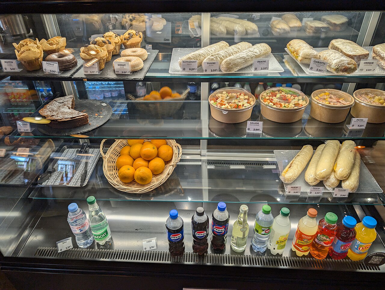 松间咖啡与轻食（杭州黄龙店）的餐饮氛围示意配图，非真实店铺实景